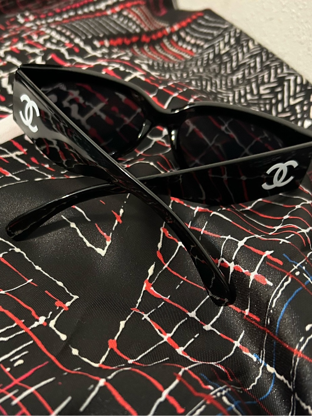 Luxury cat eye logo dark sunglasses